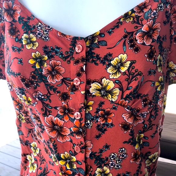 NO BOUNDARIES RUCHED & GATHERED SHORT SLEEVE CROP TOP • FLORAL PATTERN • sz M - Picture 2 of 14